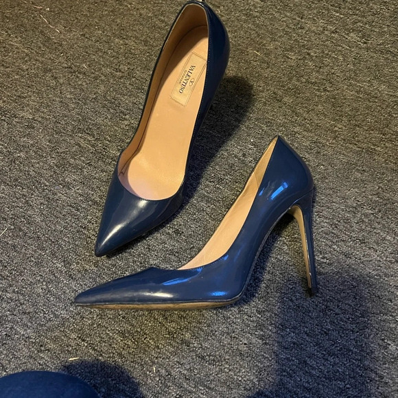 Valentino Blue Stud Heels, size 38.5 - Picture 2 of 15